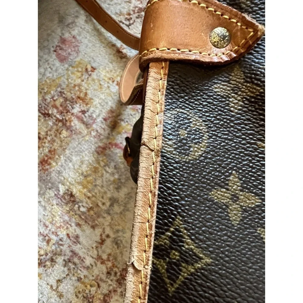 Louis Vuitton Saumur 30 Monogram Canvas Crossbody Messenger Bag AR1900 France‎